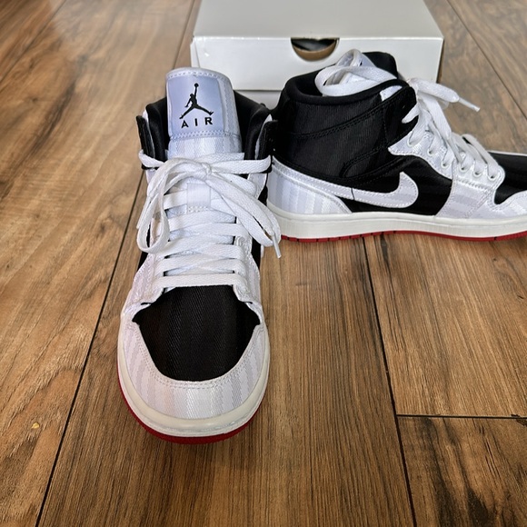 WMNS AIR JORDAN 1 MID SE - Picture 3 of 9